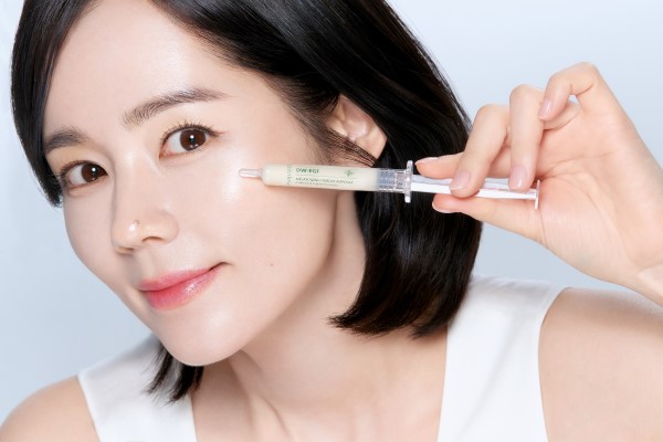 ▲이지듀 제품 'MTS기미토닝' TV CF에서 전속모델 배우 한가인이 ‘멜라토닝 앰플’을 시연하고 있다.