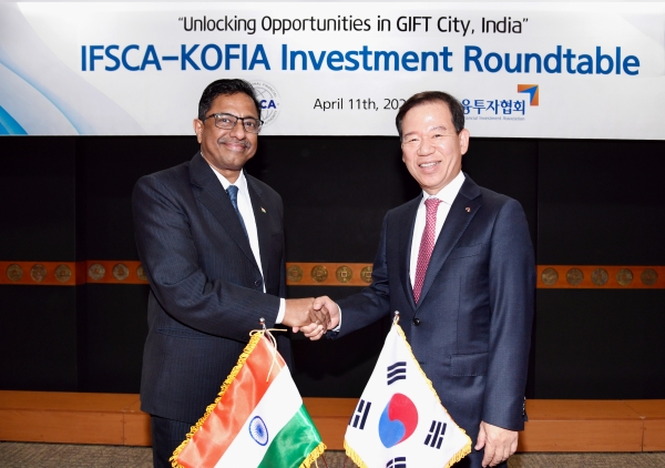 ▲IFSCA 칼야나라만 라자라만 위원장과 금투협 서유석 회장(오른쪽).