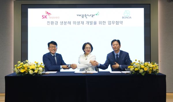 ▲(왼쪽부터) SK리비오 양호진 대표, 깨끗한나라 최현수 대표, 보노아 김용일 대표