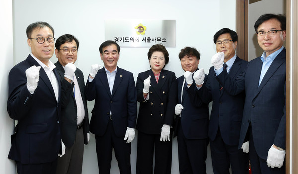 ▲참석자들이 기념촬영을 하고 있다.
