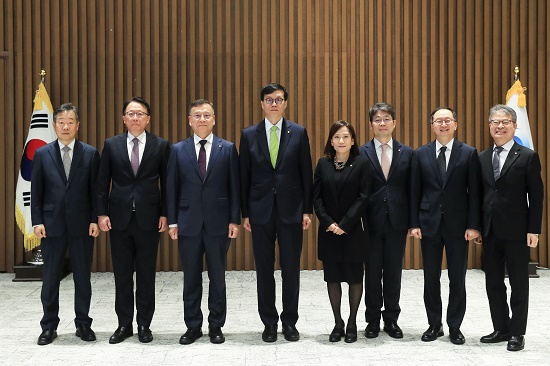 ▲ 이창용 한국은행 총재(왼쪽에서 4번째)와 김종화 금통위원(왼쪽에서 3번째), 이수형 금통위원(왼쪽에서 5번째) 등이 기념촬영을 하고 있다.