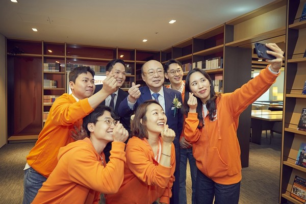 김승연 회장이 캐롯손해보험 직원들의 요청에 셀카를 촬영하고 있다