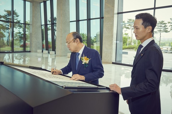김승연 한화그룹 회장(왼쪽), 김동원 한화생명 최고글로벌책임자