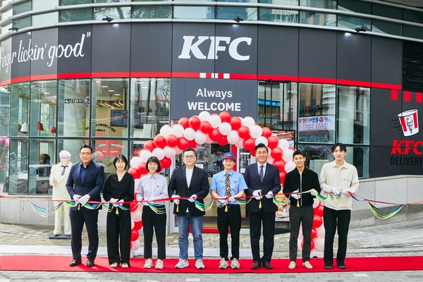 ▲ KFC 가맹 1호점 문정역점에서 관계자들이 기념사진을 찍고 있다