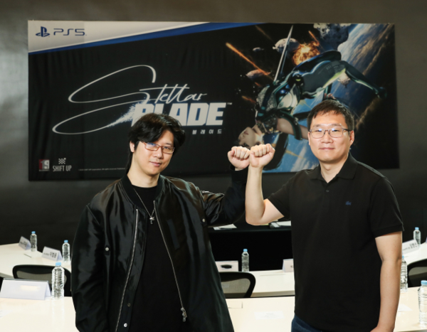 ▲김형태 시프트업 대표(왼쪽)와 이동기 테크니컬 디렉터가 기념사진을 촬영하고 있다.