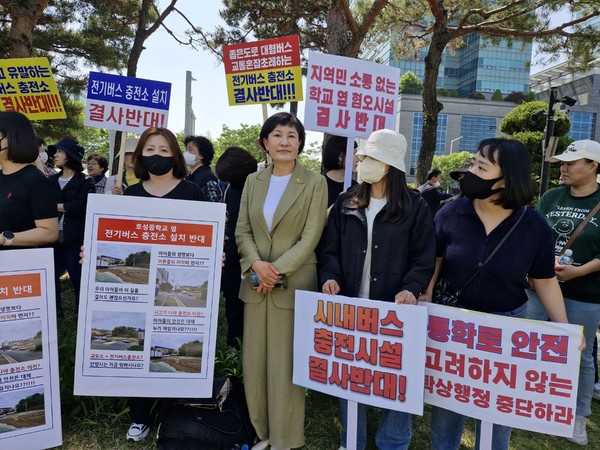 ▲이채명 의원이 안양시 주민들과 전기버스 충전소 건축허가 반대 시위에 나선 모습