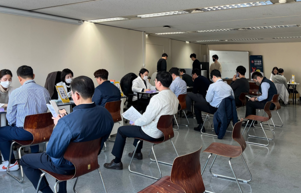 ▲KCC글라스 임직원들이 대사증후군 관리 프로그램에 참여하고 있는 모습이다