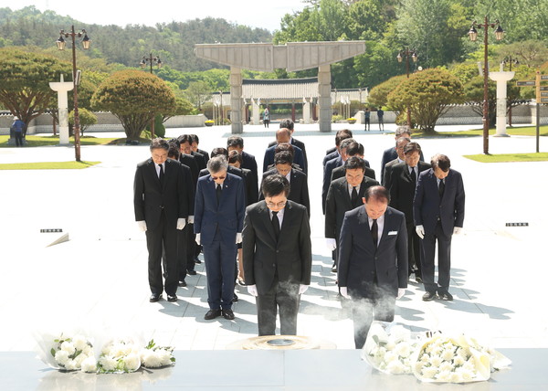 ▲김동연 지사(앞줄 가운데)가 경기도 관계자들과 참배하고 있다