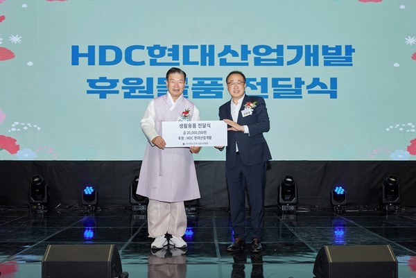 ▲(사진 왼쪽부터) 고광선 대한노인회 서울시연합회장, 신왕섭 HDC현대산업개발 실장이 서울시 어버이날 기념행사에서 기념 촬영을 하고 있다.