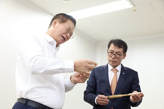 ▲ 9일 김성태 기업은행장(오른쪽)이 성남산업단지에 소재한 하이콘을 방문해 황동원 대표(왼쪽)에게 반도체 테스트 소켓에 대한 설명을 듣고 있다.