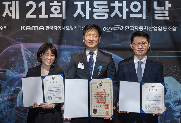 ▲ (왼쪽부터) 김민영 수석디자이너, 박동재 신차 프로젝트 기술 담당 디렉터, 최석찬 재무지원 담당 디렉터가 기념 촬영을 하고 있다
