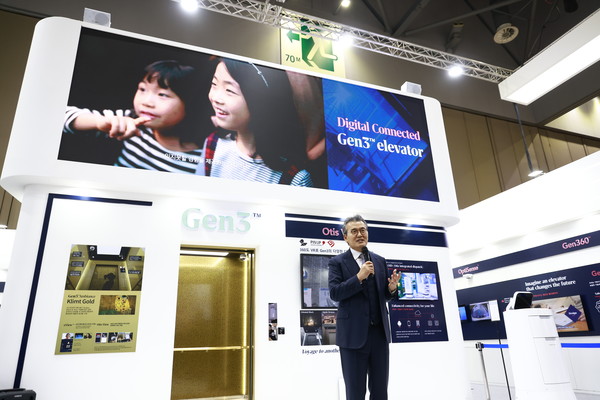 ‘2023 한국국제승강기엑스포’ 부스를 찾아 임직원을 독려하고 있는 조익서 오티스코리아 대표