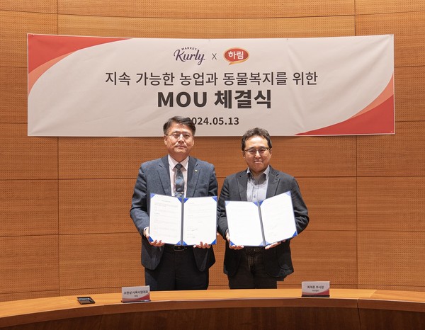 ▲지난 13일 하림타워에서 하림과 컬리가 지속가능한 농업과 동물복지를 위한 업무협약을 맺었다. 협약식에 참석한 조현성 하림 사육사업 대표(왼쪽)와 최재훈 컬리 부사장이 기념사진을 촬영하고 있다.