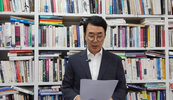 ▲진양곤 HLB회장이 17일 오전 공식 유튜브 채널을 통해 '간암신약 NDA 본심사 결과 관련' 내용을 설명하고 있다.