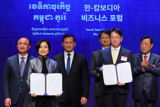 ▲ 지난 16일에 열린 협약식에서 찌아 세레이 캄보디아 중앙은행 총재(1열 좌측)와 이재근 KB국민은행장(1열 우측)이 기념사진을 촬영하고 있다.