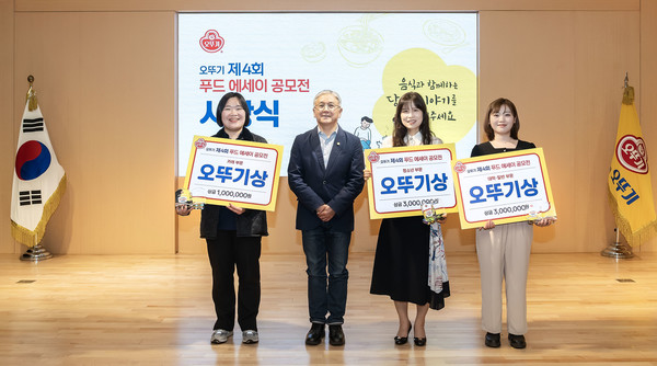 ▲지난 16일 서울시 강남구 오뚜기센터 풍림홀에서 진행한 ‘제4회 푸드 에세이 공모전’ 시상식에서 함영준 오뚜기 회장(왼쪽에서 두번째)이 오뚜기상 수상자들과 기념사진을 촬영하고 있다