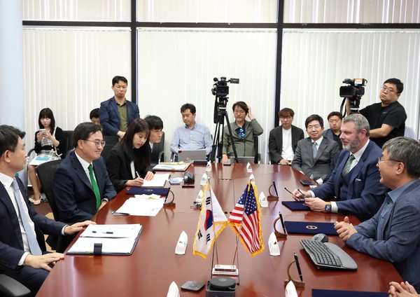 코스모이엔지와 투자협약을 체결 중인 김동연 경기도지사