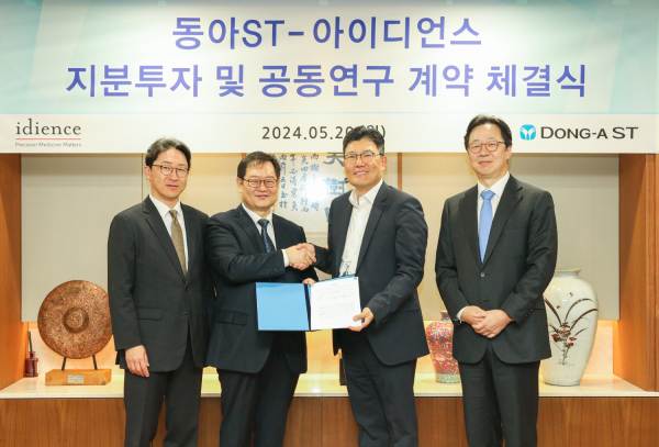 ▲(왼쪽부터) 이재준 일동제약 최고경영책임자, 이원식 아이디언스 대표, 박재홍 동아에스티 R&D총괄 사장, 김민영 동아에스티 대표