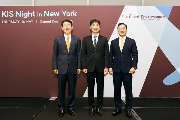 ▲왼쪽부터 정은보 한국거래소 이사장, 이복현 금융감독원장, 김성환 한국투자증권 사장.