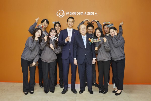 김승연 한화그룹 회장(오른쪽에서 세 번째), 김동관 한화에어로스페이스 전략부문 대표(왼쪽 세 번째)