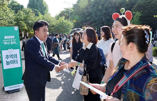 ▲ 함영주 하나금융그룹 회장이 지난 21일 열린 '효(孝) 콘서트'에 참석한 그룹 직원 및 부모님들과 반갑게 인사를 나누고 있다.