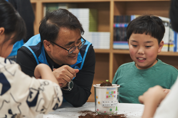 ▲경기도 용인 지석초등학교에서 진행된 '종근당 교실 숲' 활동