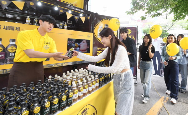 ▲코카콜라가 22일부터 24일까지 서울시 동대문구 경희대학교 캠퍼스에서 조지아 커피 트럭 이벤트를 열고 조지아 커피 제품을 제공한다