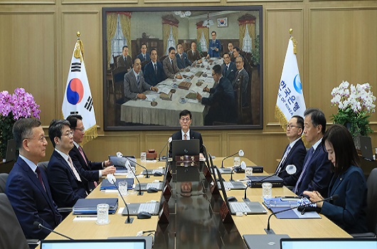 ▲이창용 한국은행 총재가 23일 오전 서울 중구 한국은행에서 열린 금융통화위원회 본회의에서 회의를 주재하고 있다.