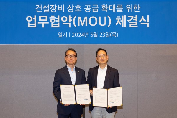 스캇 박 두산밥캣 부회장(오른쪽), 조영철 HD현대인프라코어 사장