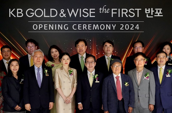 ▲ 지난 4월 말 서울 반포동에 선보인 KB금융 'KB GOLD&WISE the FIRST 반포센터'는 총 11개 고객 상담실과 850여 개의 최신식 대여금고를 갖추고 있다.