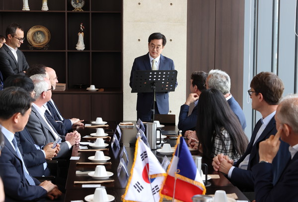 김동연 경기도지사(사진 가운데)
