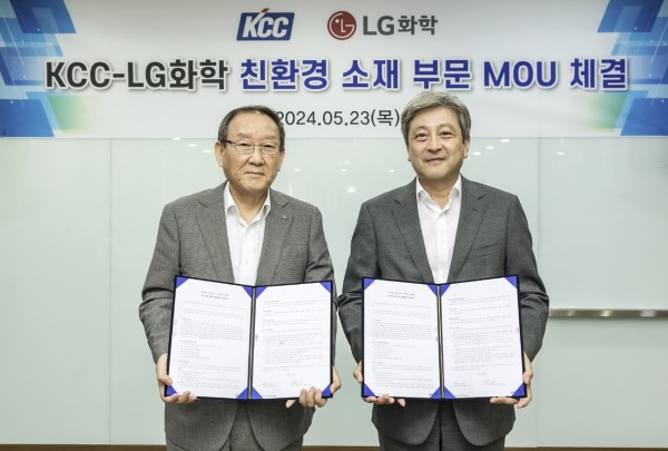 ▲김상훈 KCC 부사장(왼쪽)과 이종구 LG화학 부사장이 친환경 소재 부문 업무협약식에서 기념사진을 촬영하고 있다