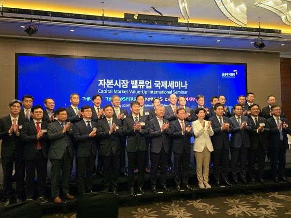 ▲금융투자협회가 28일 오전 서울 여의도 콘래드호텔에서 '자본시장 밸류업 국제세미나'를 개최했다. (앞줄 왼쪽 6번째부터) 이복현 금융감독원장, 홍성국 국회 정무위 더불어민주당 간사, 서유석 금융투자협회장, 백혜련 국회 정무위원장, 김주현 금융위원장.