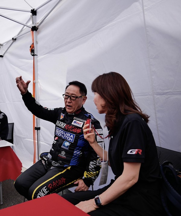 ▲ 지난 25일 도요타 아키오 회장(사진 왼쪽)이 후지 스피드웨이(Fuji Speedway)에서 진행된 국내 언론사와의 인터뷰에서 답변하고 있다.