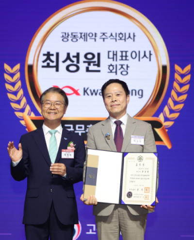 ▲이정식 고용노동부 장관(왼쪽), 박상영 광동제약 부사장
