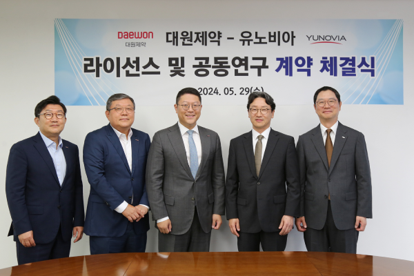 ▲(왼쪽부터) 백승열 대원제약 부회장, 백승호 회장, 백인환 사장, 이재준 유노비아 사장, 윤웅섭 일동제약 부회장
