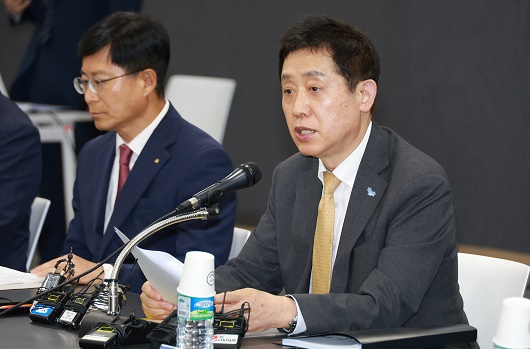 ▲김주현 금융위원장이 29일 오전 대출 갈아타기 서비스 간담회에서 대출 갈아타기 서비스 운영에 기여한 금융권 및 대출비교플랫폼 등 직원에 대해 포상을 수여하고 서비스 이용자 및 참여기관 실무자 대상 간담회를 주재했다.