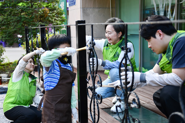 봉사활동 중인 서창희 코오롱사회봉사단장(오른쪽 두 번째)과 코오롱그룹 임직원들
