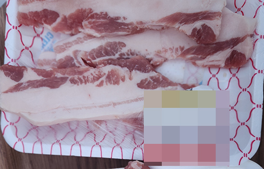 ▲ 일부 대형마트에서 윗면에 살코기가 많은 삼겹살을 넣어 눈속임을 하고 있다