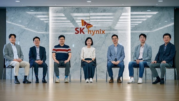 ▲왼쪽부터 좌담회에 참석한 SK하이닉스 임원들. 왼쪽부터 권언오 부사장(HBM PI), 김기태 부사장(HBM 세일즈&마케팅), 이동훈 부사장(321단 낸드 PnR), 오해순 부사장(낸드 어드밴스드 PI), 길덕신 부사장(소재개발), 손호영 부사장(어드밴스드 패키징 개발), 이재연 부사장(글로벌 RTC)