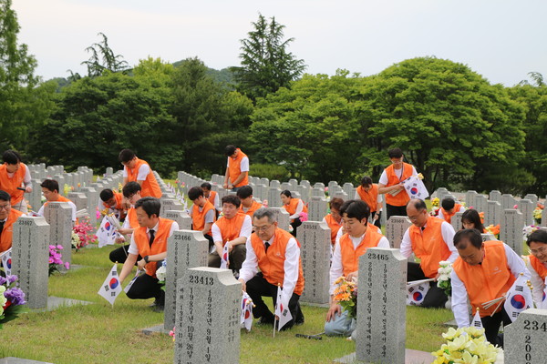 한화그룹 충청지역 봉사단이 국립대전현충원에서 태극기 교체 등 봉사활동을 하고 있다.