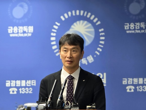 ▲이복현 금융감독원장이 5월 31일 '금융투자소득세 관련 시장전문가 등 간담회'를 마친 후 금투세와 관련해 논의된 내용을 발표했다.