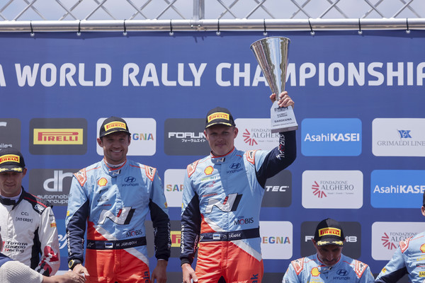 ▲ 2024 WRC 이탈리아 랠리에서 우승한 현대 월드랠리팀 오트 타낙(Ott Tänak, 오른쪽)과 코드라이버 마틴 야르베오야(Martin Järveoja, 왼쪽)가 트로피를 들어올리고 있다.