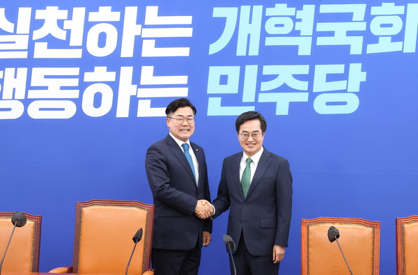 박찬대 더불어민주당 원내대표(왼쪽), 김동연 경기도지사