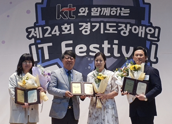 ▲김재훈 의원(왼쪽 두 번째)이 시상을 진행하고 있다