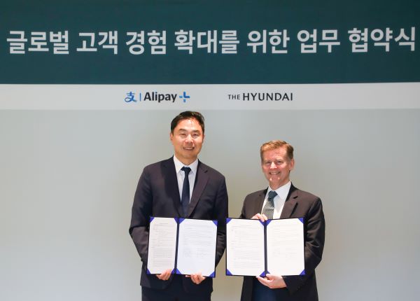 ▲정지영 현대백화점 사장(왼쪽)과 더글라스 페이건 앤트 인터내셔널 사장