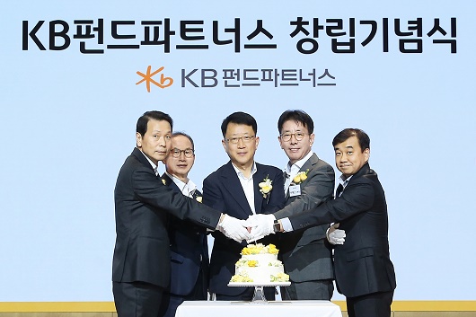 ▲ 3일 열린 KB펀드파트너스 창립기념식에서 양종희 KB금융그룹 회장(좌측 두 번째), 이재근 KB국민은행장(우측 두 번째), 이민호 KB펀드파트너스 사장(좌측 세 번째) 등이 기념사진을 촬영하고 있다.