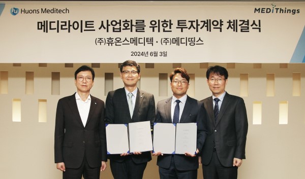 ▲(왼쪽부터) 윤성태 휴온스그룹 회장, 이진석 휴온스메디텍 대표, 김아람 메디띵스 대표, 김세환 메디띵스 대표