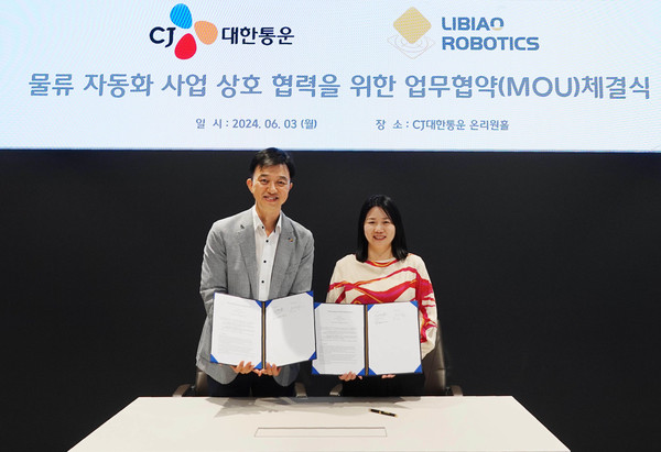▲CJ대한통운 TES물류기술연구소 김경훈 소장과 리비아오 로보틱스의 CEO 시아 후이링(Xia Huiling)