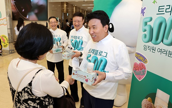 ▲ 4일 하나은행 을지로 본점에서 열린 트래블로그 서비스 500만 돌파 기념행사에 참석한 함영주 하나금융그룹 회장(사진 오른쪽), 이승열 하나은행장(사진 가운데), 이호성 하나카드 대표이사(사진 왼쪽)가 임직원들에게 감사 인사를 전하고 있다.
